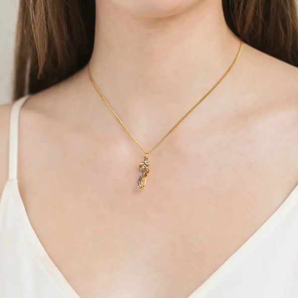Elegant Hug Necklace – A Timeless Symbol of Love & Connection